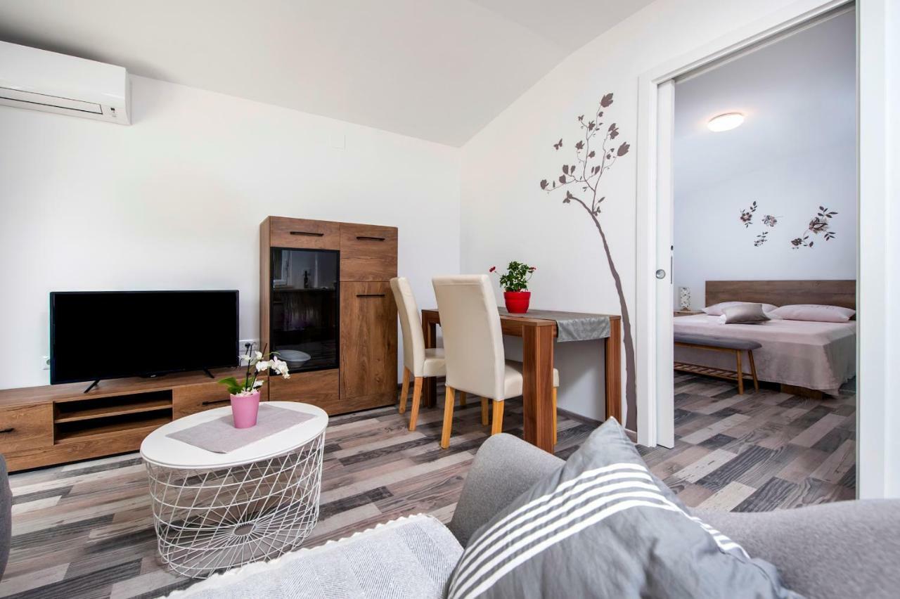 Paola Cozy Apartment Ровинь Экстерьер фото