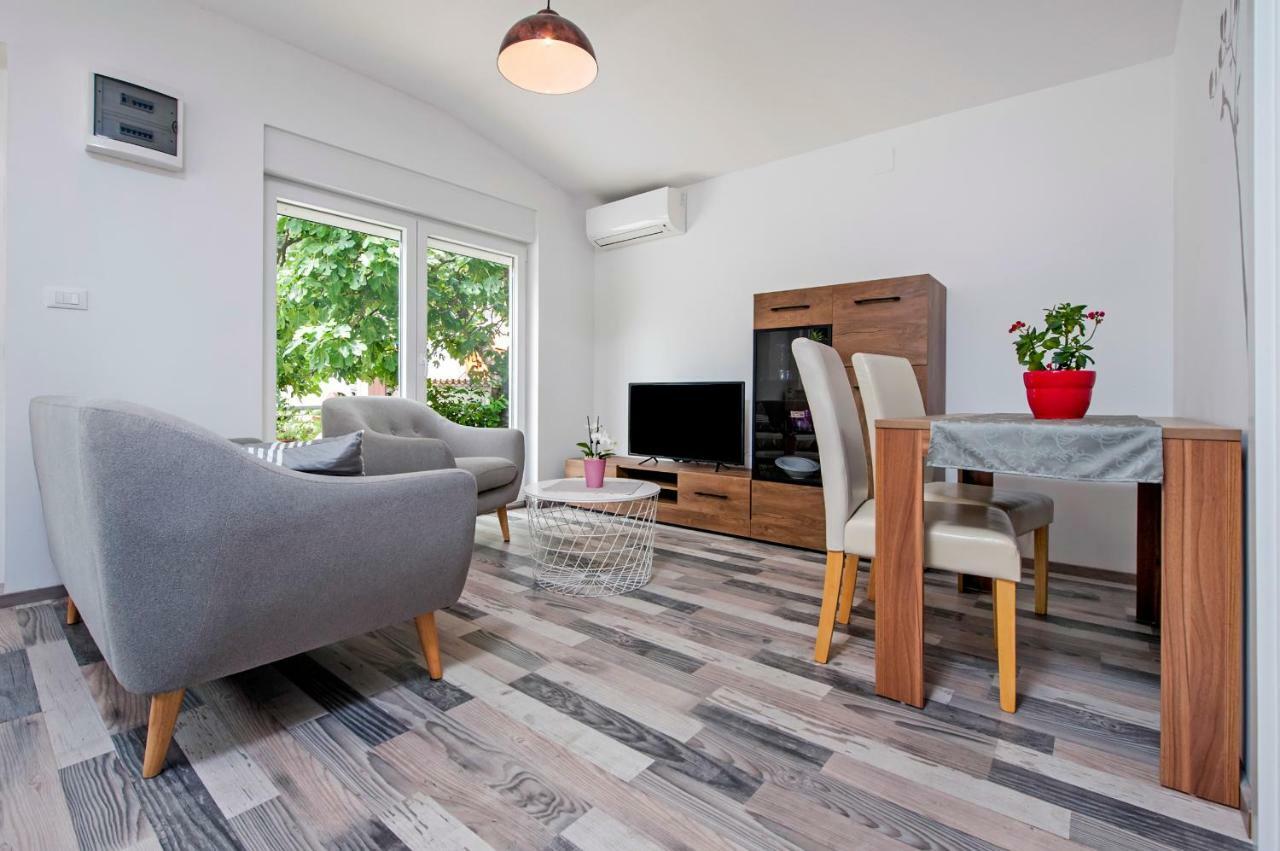 Paola Cozy Apartment Ровинь Экстерьер фото